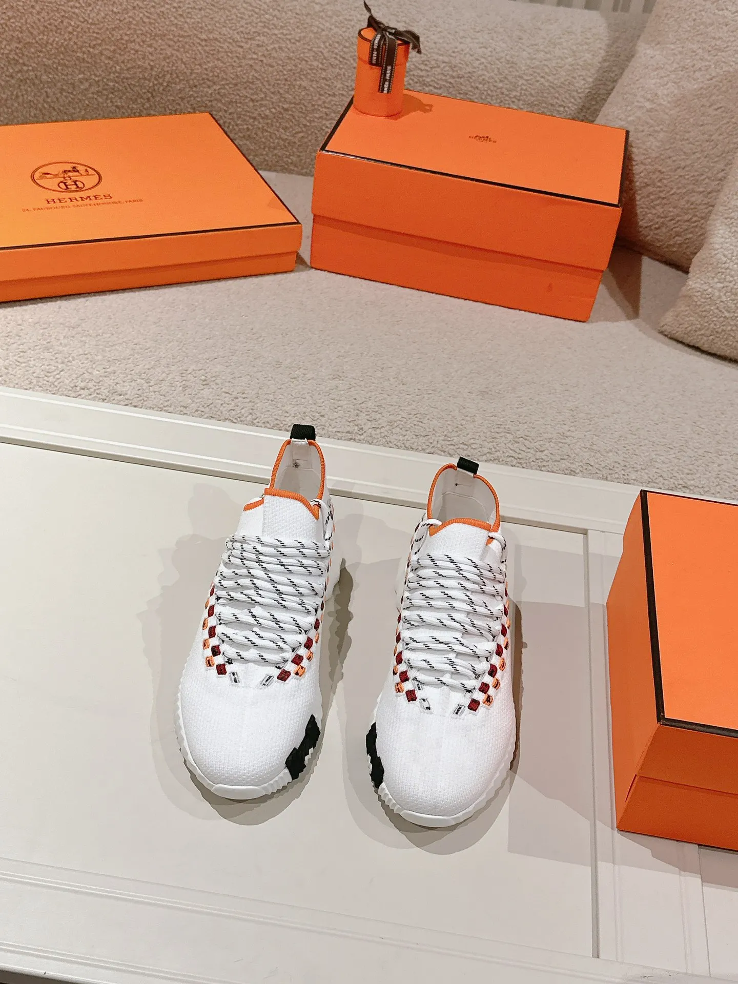 Men's shoes 💰600💰 Hermes top version # Hermès H family classic couple's casual sports shoes Couple's casual sports dad shoes combine high-tech canvas and suede goatskin, and are decorated with an exaggerated "H" letter on the rubber sole. The italic design and bright colors show vitality and continue the brand's design inspiration. Stroll around the city lightly and feel free and comfortable. Exquisitely packaged at the delivery counter 🛍📦 Fabric: Original special material and cow suede Lining: Customized breathable mesh Outsole: Open-molded TPU + rubber foam material Bottom thickness: 3CM Size: 35-45